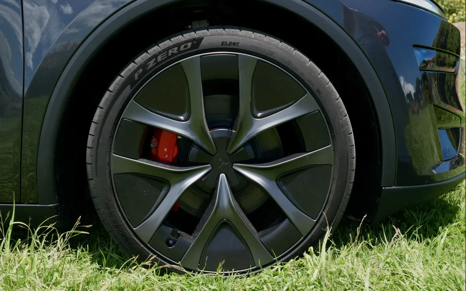 Close-up of the 21-inch Arachnid forged alloy wheels and red performance brake calipers.