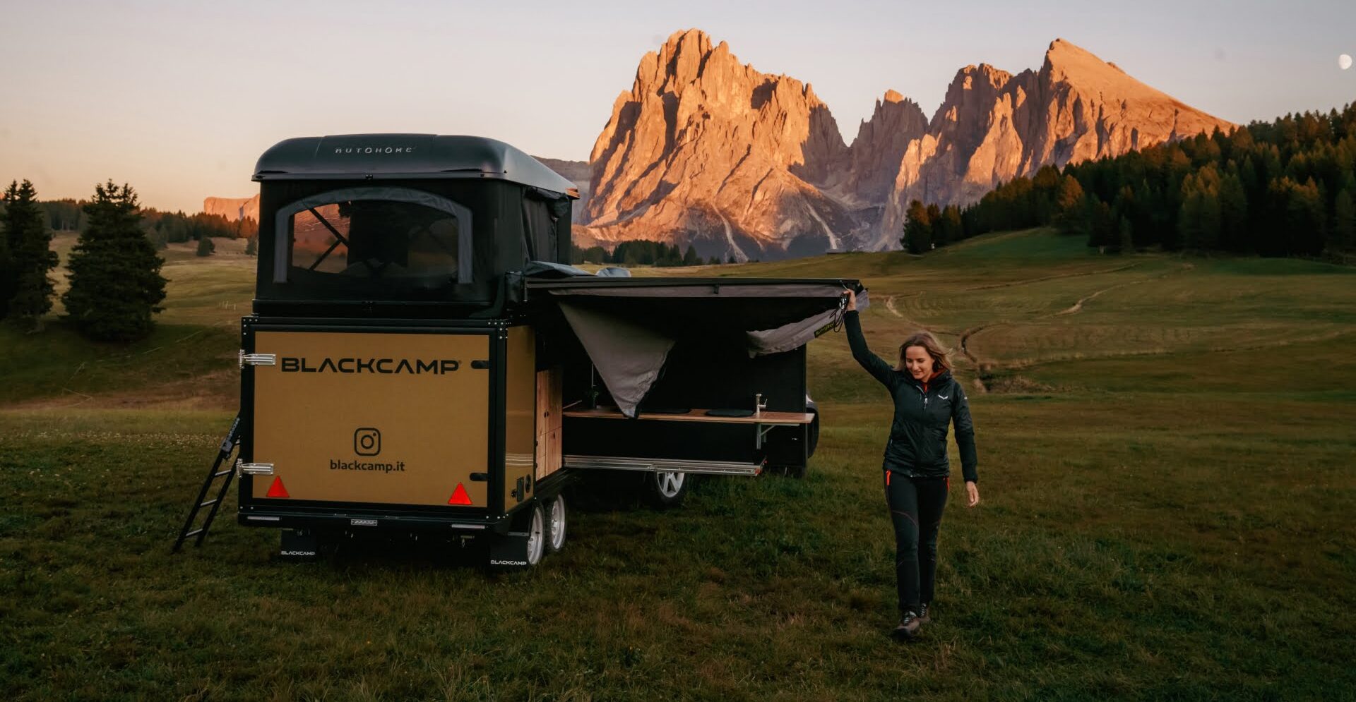 Side profile of the Blackcamp Freeda modular trailer against a neutral background