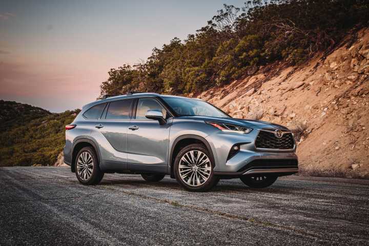 A 2020 Toyota Highlander midsize SUV in a realistic outdoor setting.