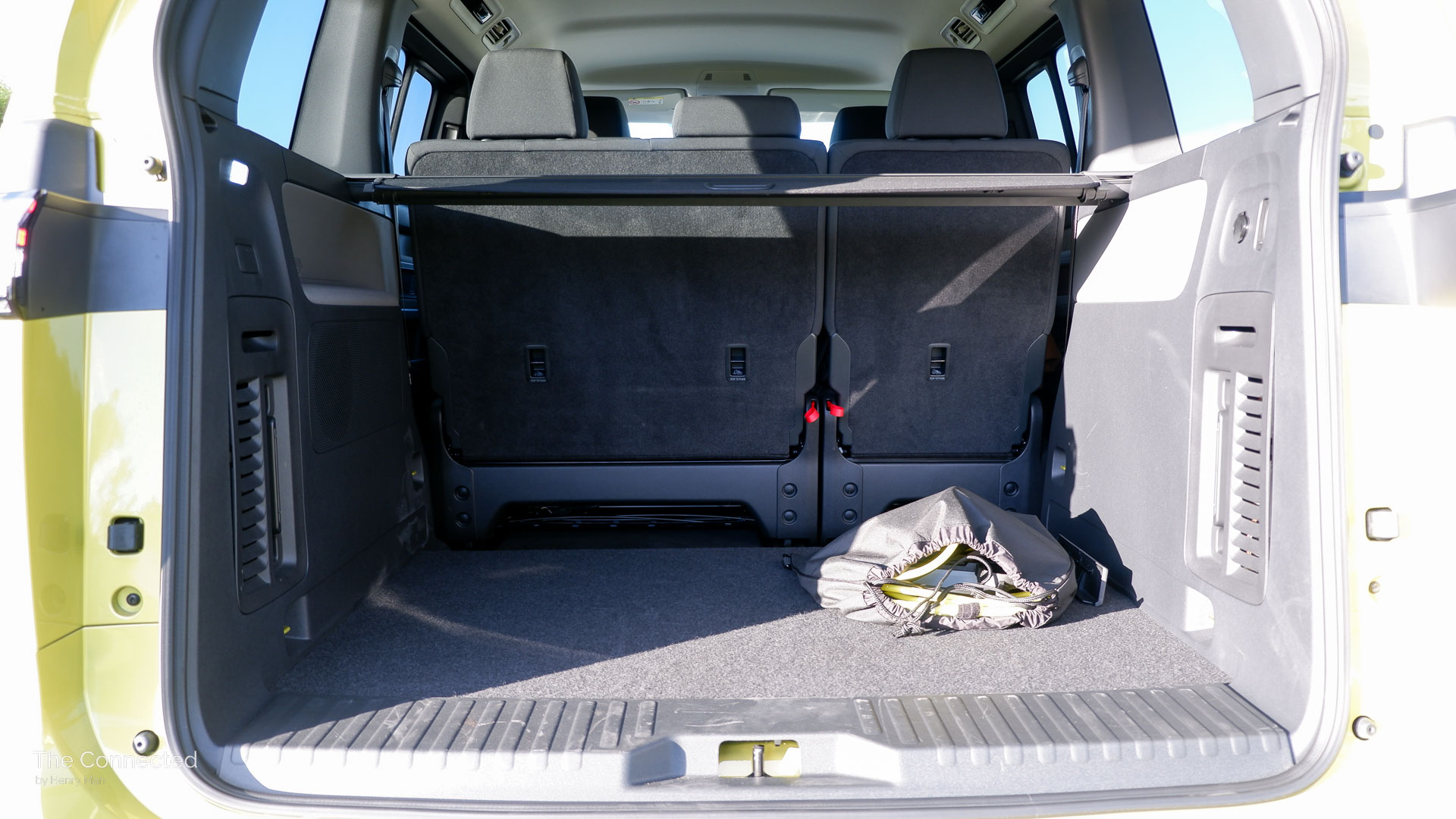 The open rear tailgate of the ID.Buzz showing the large, flat loading floor.