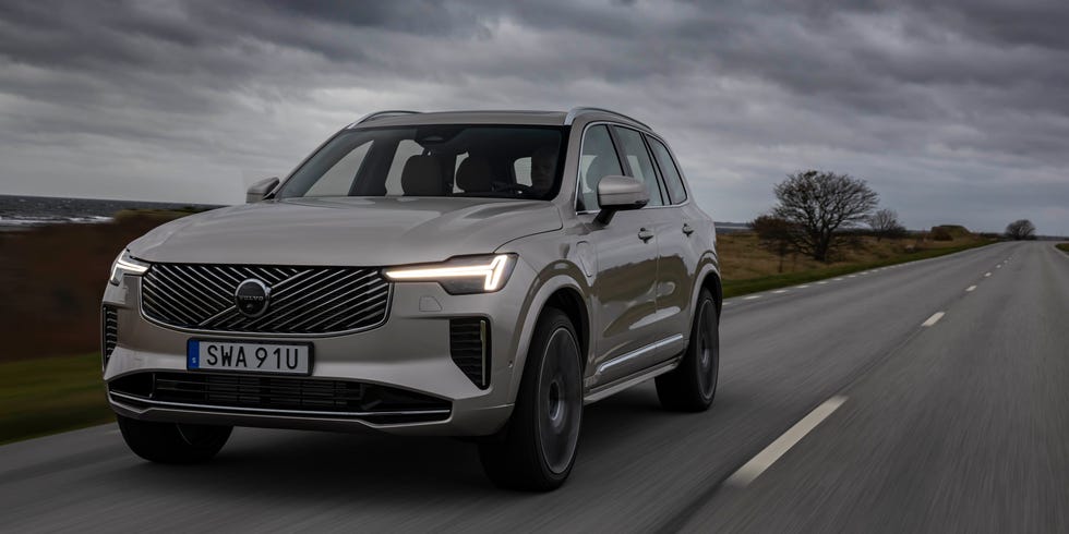 Side profile of a Volvo XC90 SUV for height comparison.