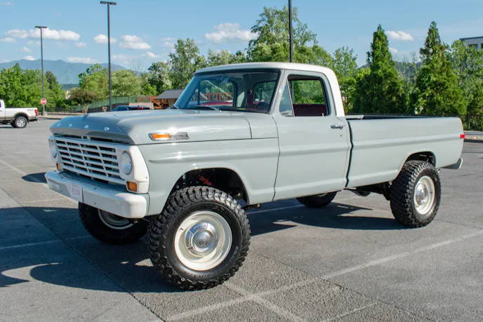 Side profile of the Cactus Grey and Wimbledon White 1970 Ford F-250